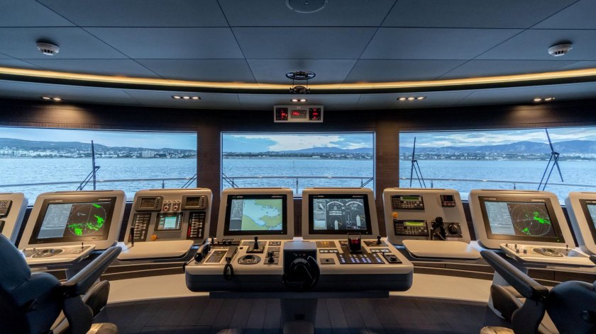 Яхта на пульте управления