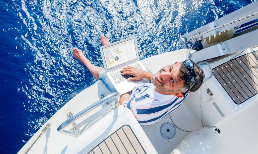 На яхте с ноутбуком