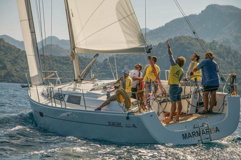 Парусная яхта