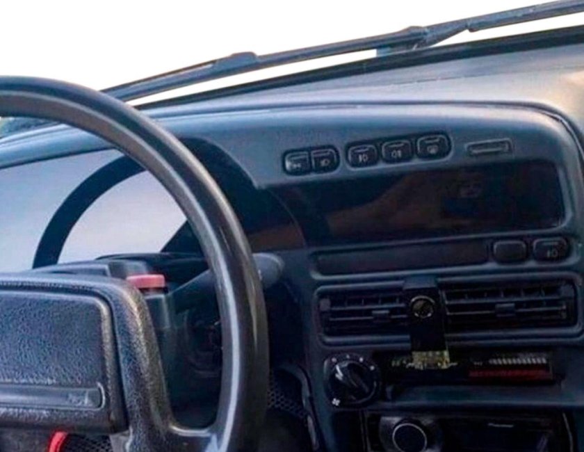 Тонированное стекло на панель приборов ВАЗ 2114