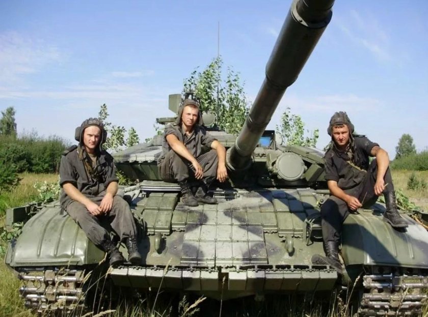 Человек рядом с танком