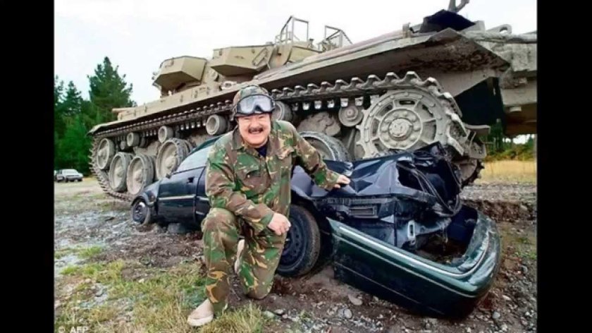 Человек рядом с танком