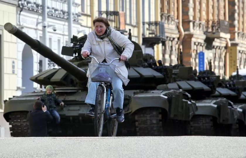 Бабушка на танке