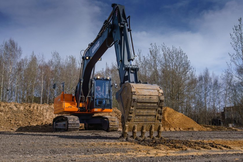 Экскаватор гусеничный UMG e225c