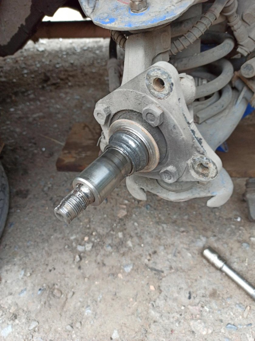 Ось переднего колеса ВАЗ 2107