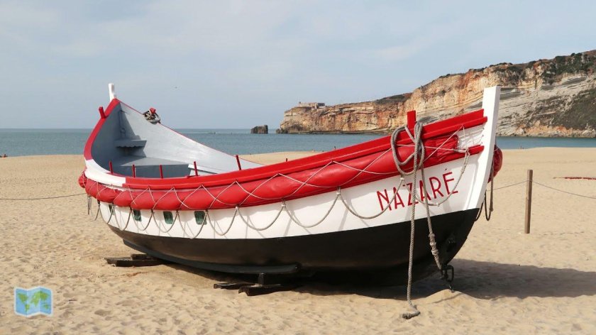 Лодка в море