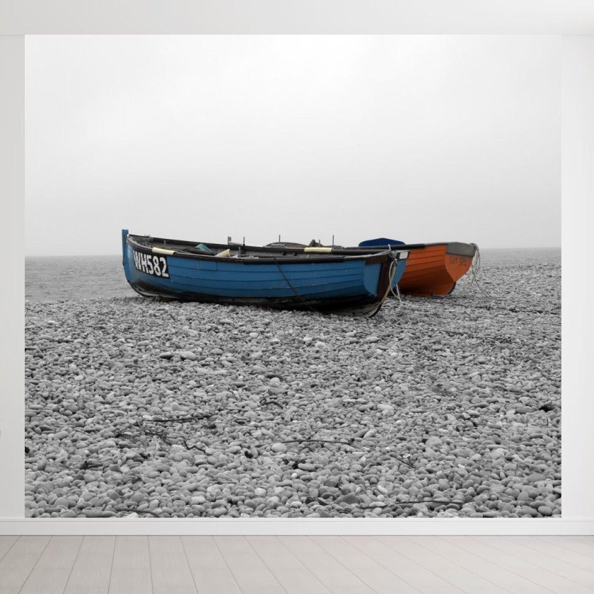 Старая лодка на берегу