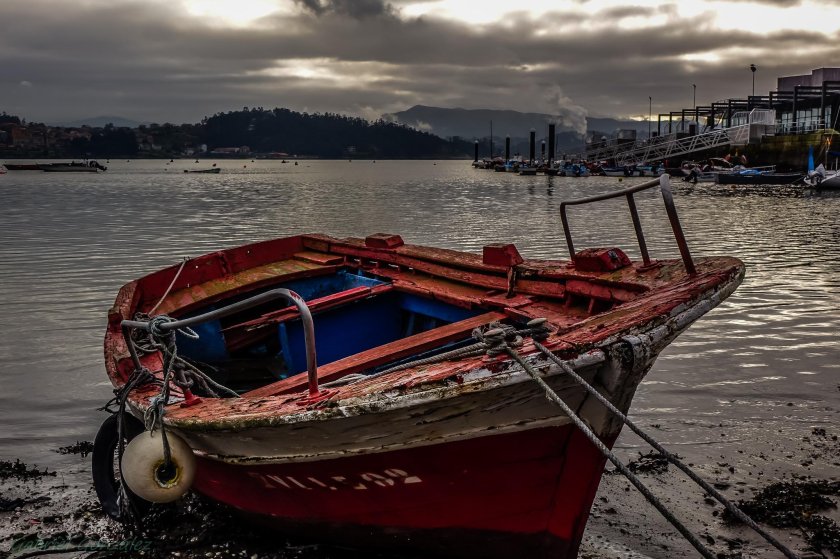 Красная лодка