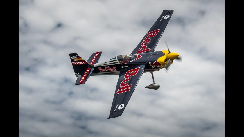Спортивный самолет Red bull