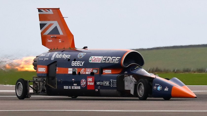 Машина Bloodhound SSC