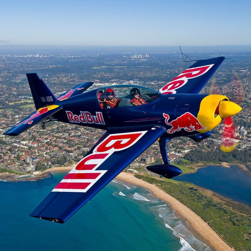 Пилотажный самолет Red bull