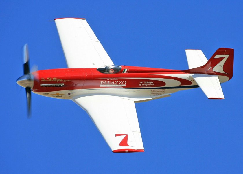 Самолет р-51 Мустанг Strega