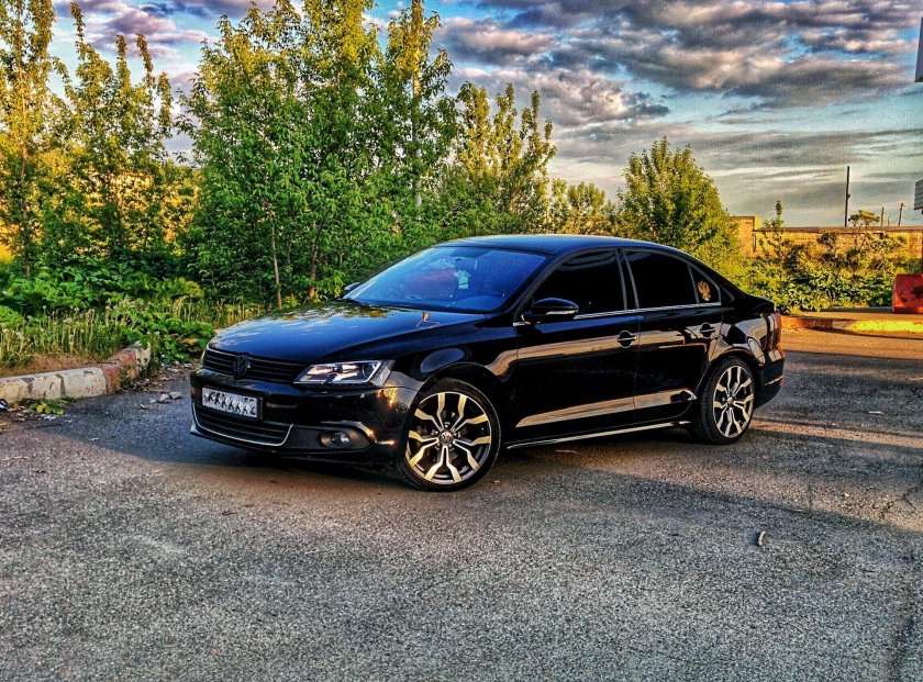 VW Jetta 6 Black r17