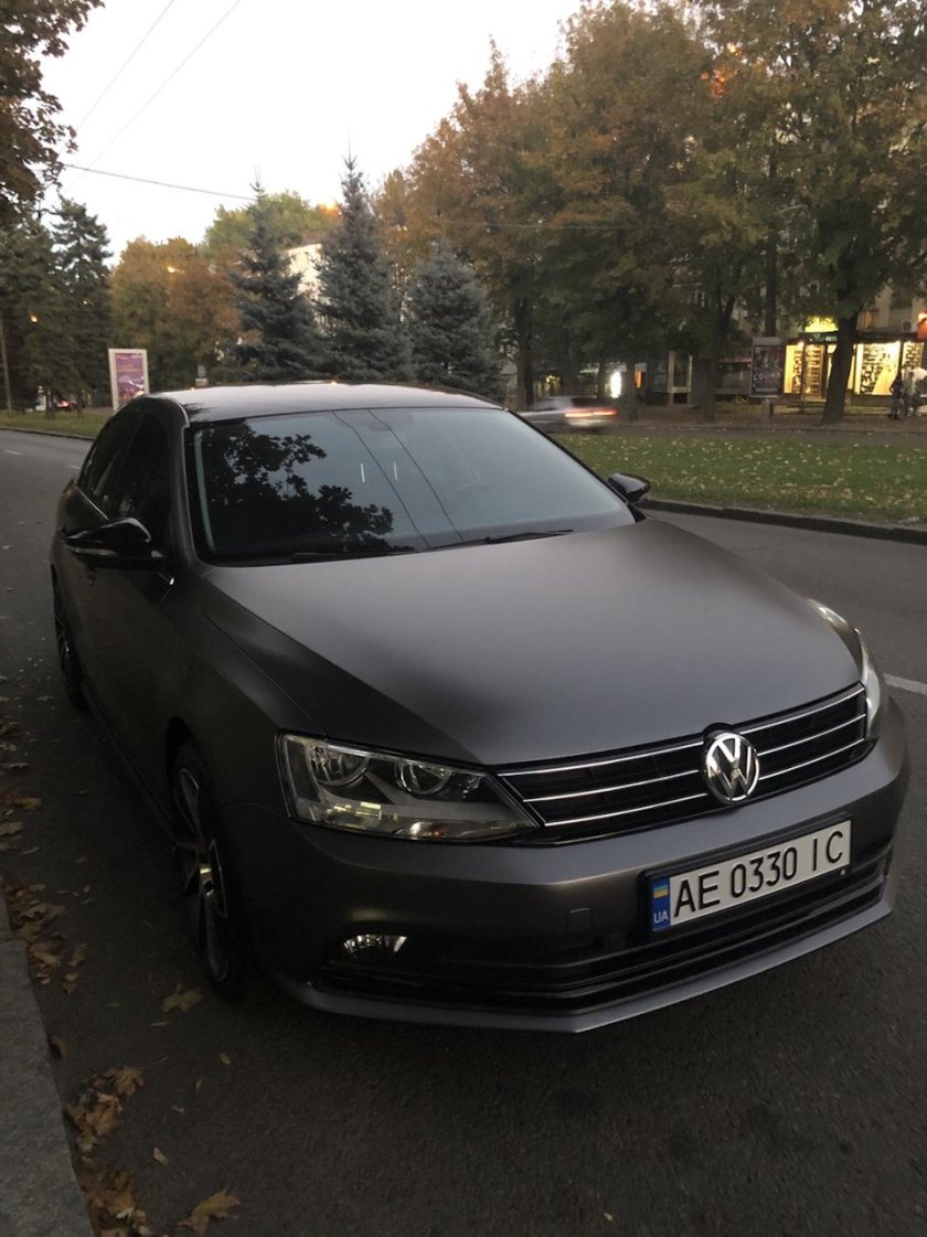 Серый матовый Фольксваген Джетта 6