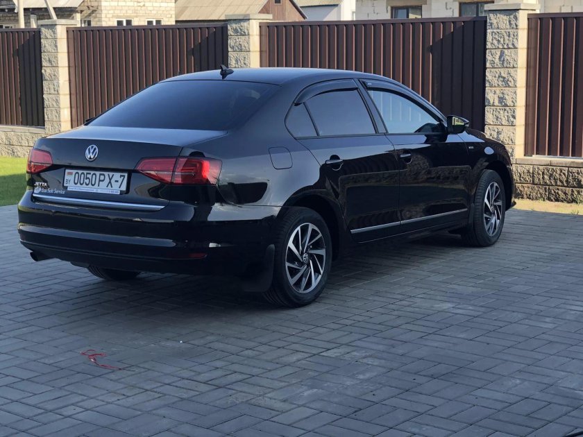 Фольксваген Джетта 6 черная тонированная