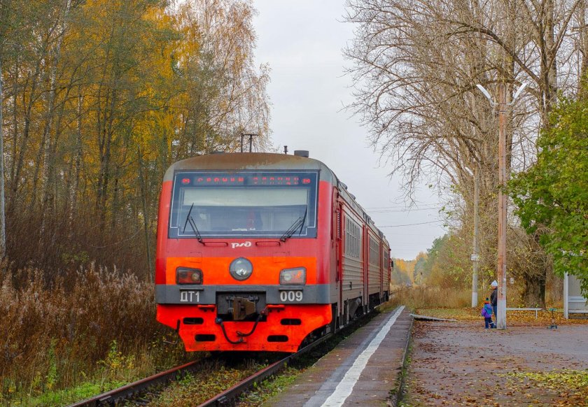 Пригородный поезд