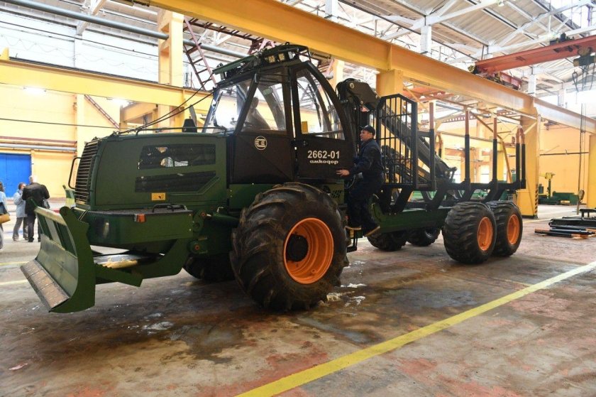 Форвардер Амкодор 2661-01