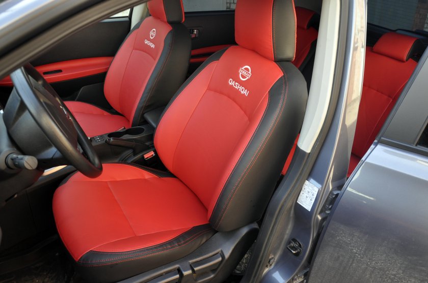 Чехлы в машину на Ниссан Кашкай черные с красным