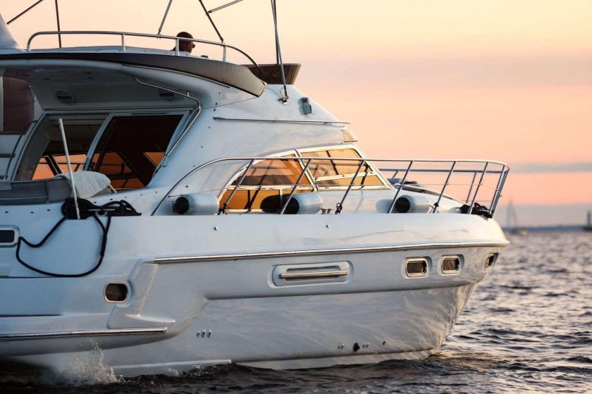Яхта катер