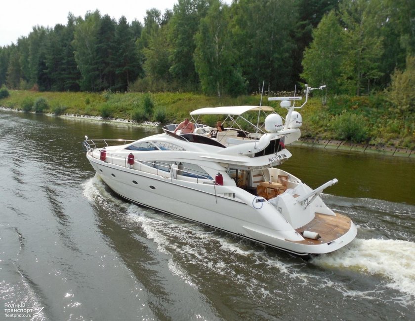 Прогулочная яхта