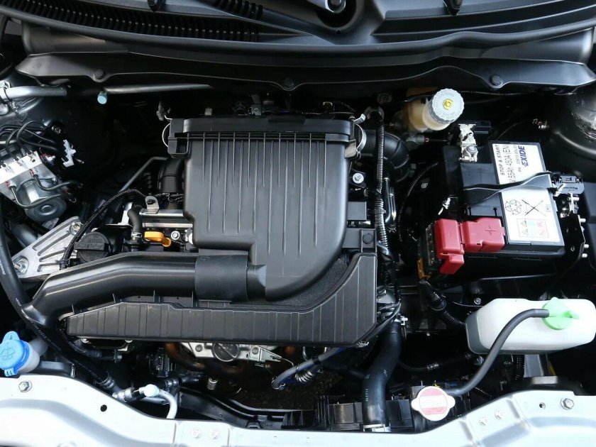 Suzuki Swift 2001 под капотом