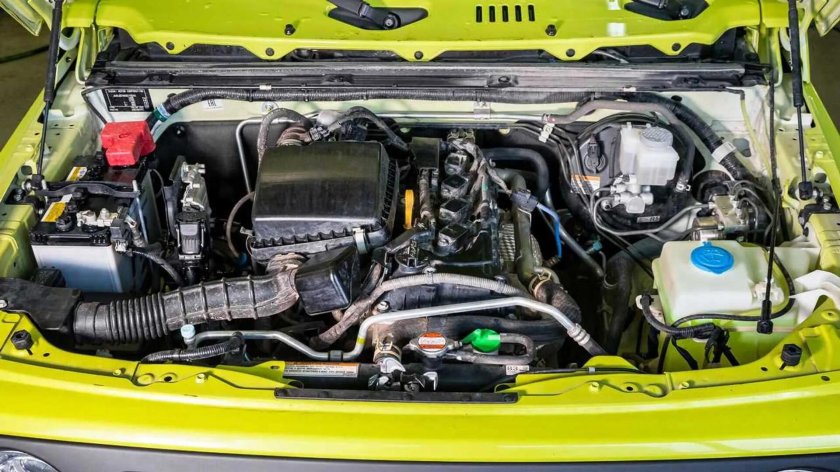 Suzuki Jimny подкапотное пространство