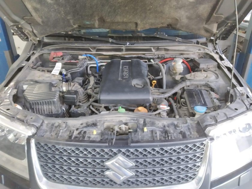 Моторный отсек Сузуки Гранд Витара 2.4