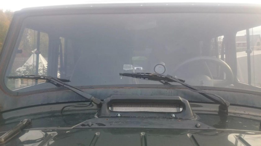 Дыра в углу над дверью у лобового УАЗ Хантер