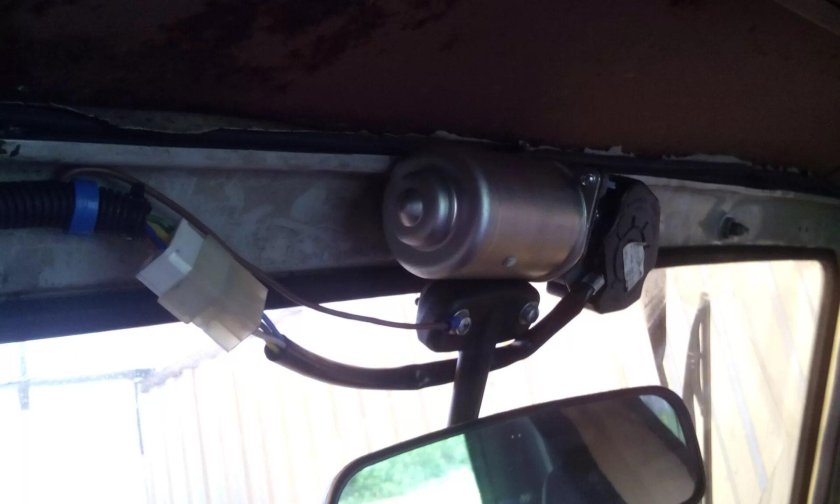 Мотор стеклоочистителя УАЗ 469 верхнего расположения