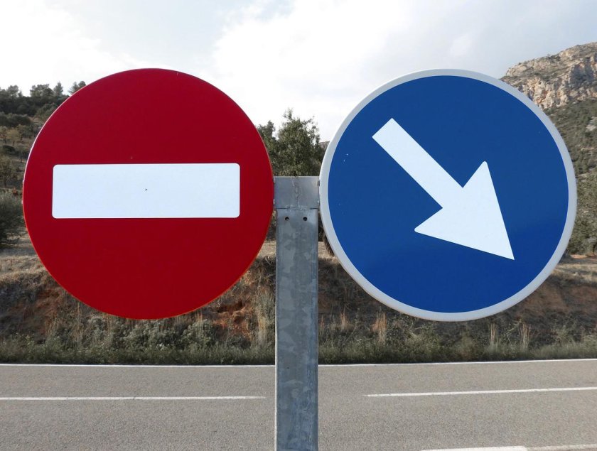 Дорожный знак стрелка