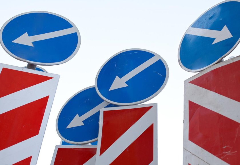 Дорожный знак объезд препятствия слева