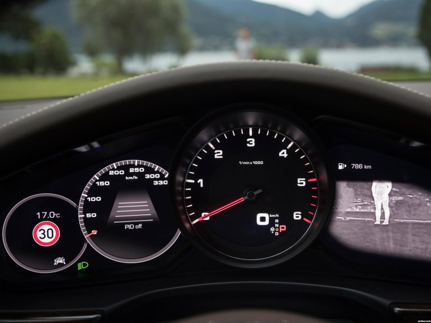 Porsche Panamera приборная панель