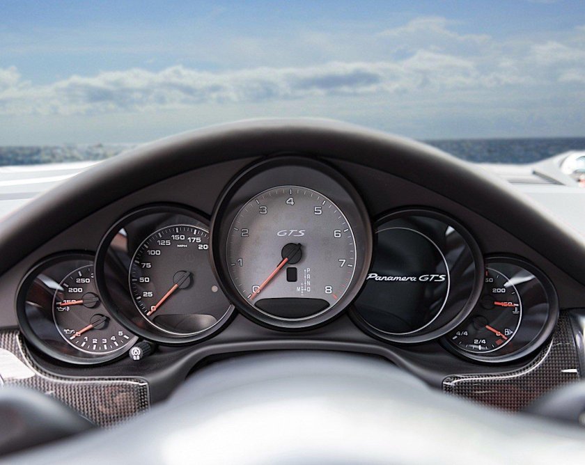 Приборная панель Порше Панамера