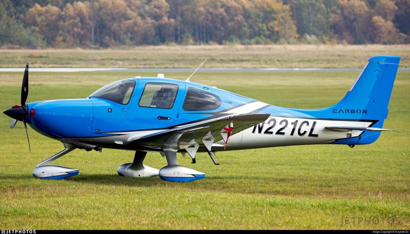 Самолет Cirrus sr22