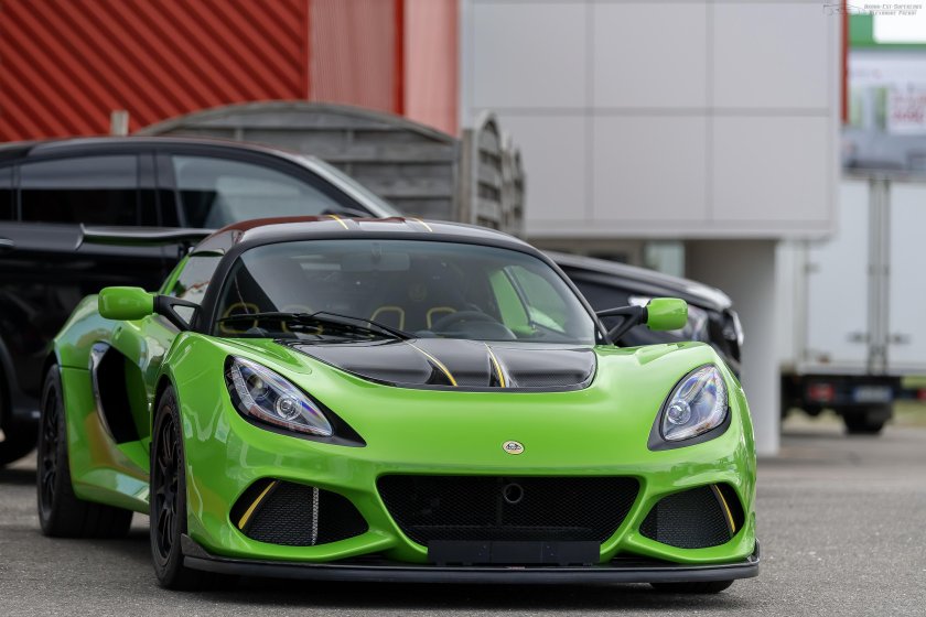 Лотус машина зелёный