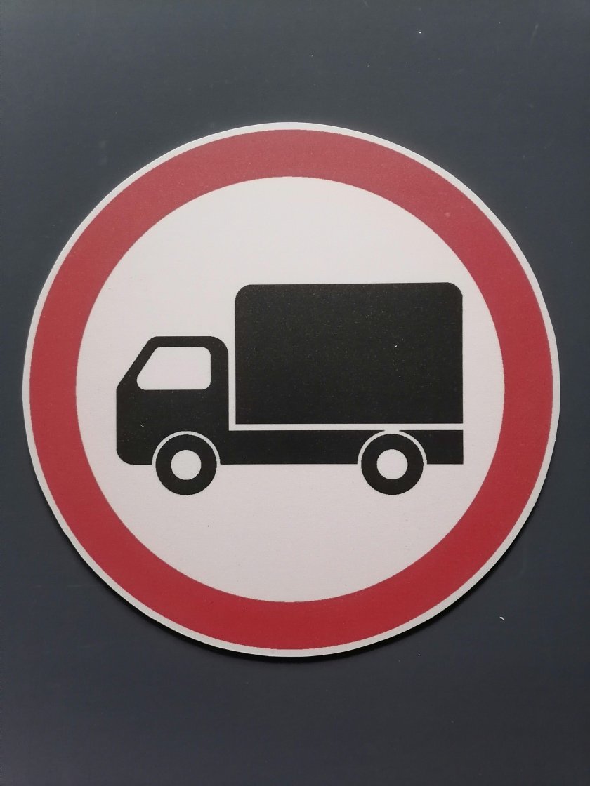 3.4 «Движение грузовых автомобилей запрещено»