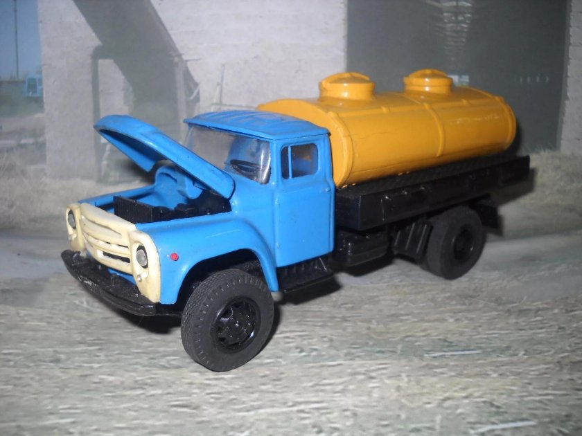 ЗИЛ 130 молоковоз игрушка