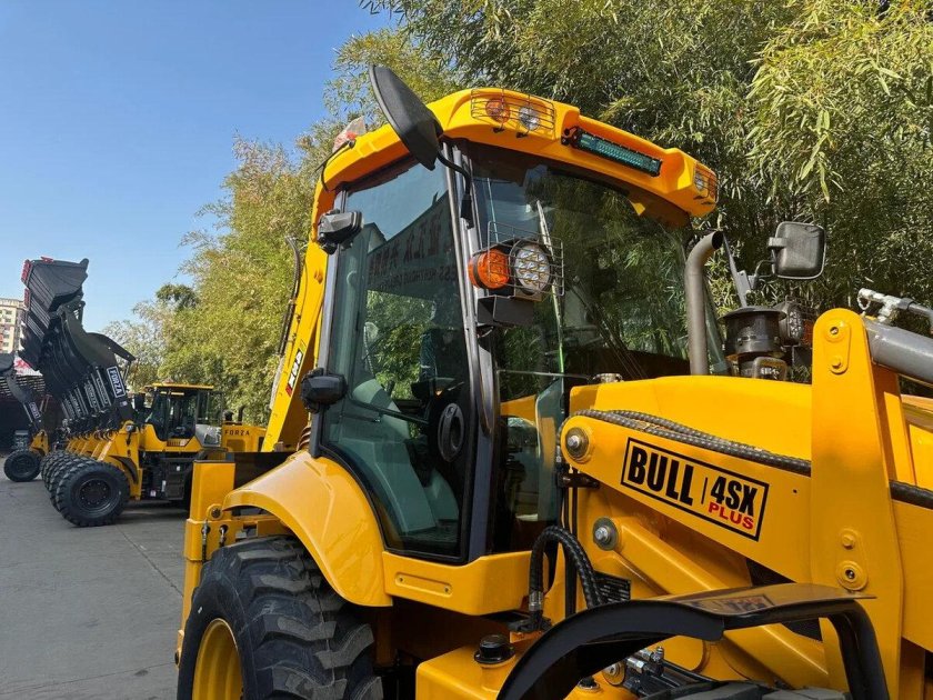Экскаватор-погрузчик bull 4sx-Plus