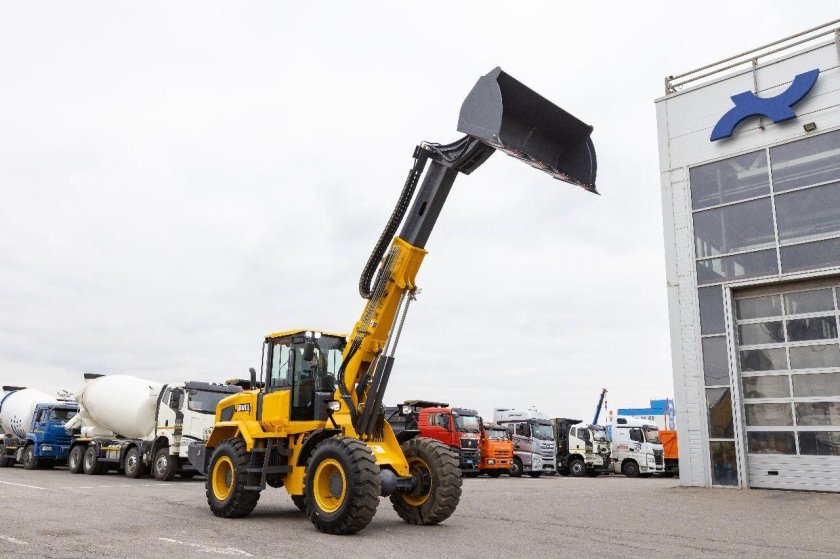 Погрузчик фронтальный с телескопической стрелой bull sl300t