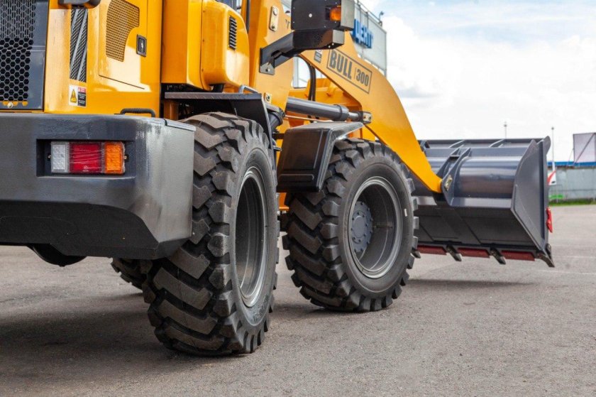Погрузчик фронтальный одноковшовый bull sl300