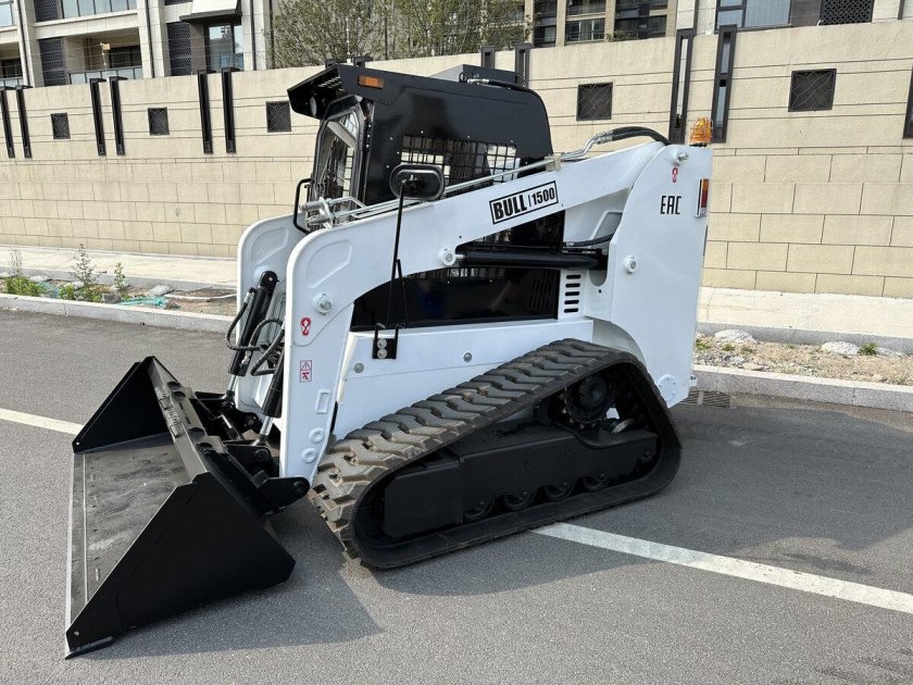 Мини-погрузчик гусеничный bull slc1500