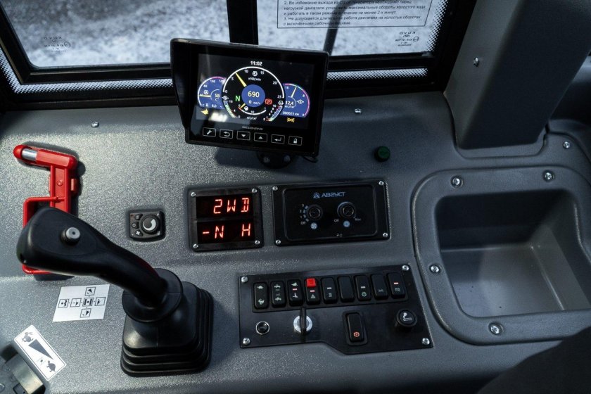 Фронтальный погрузчик Кировец к-708удм