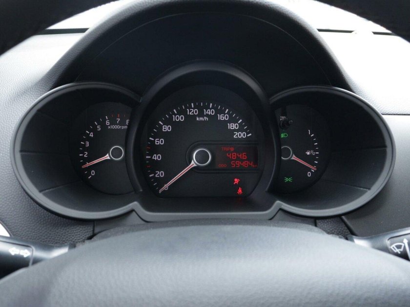 Nepokazyvaet skorosti Kia Picanto 2013 goda