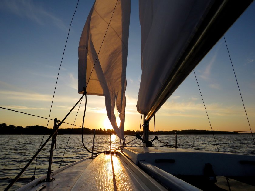 Парусная яхта в море