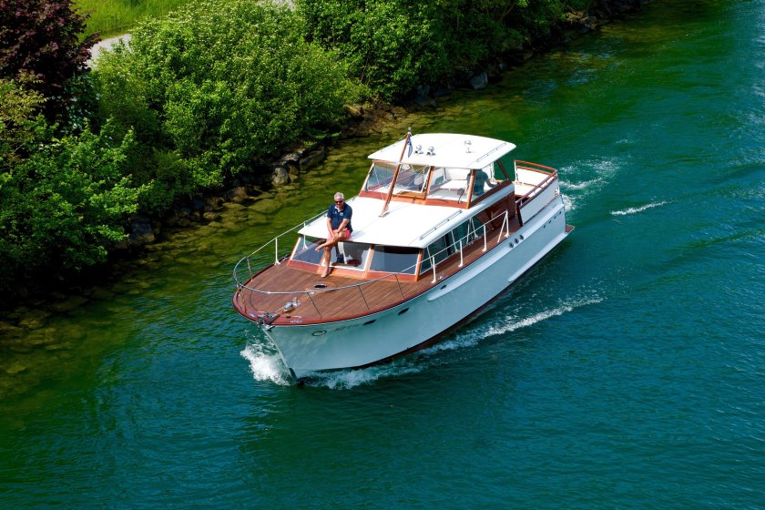 Речной водоизмещающий катер