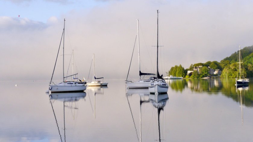 Яхта на воде