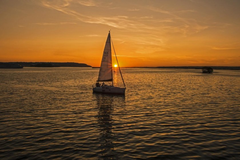 Парусник ЯЗТА река Волга