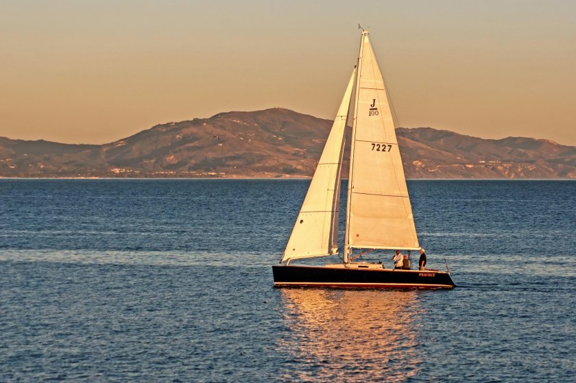 Парусная яхта швертбот