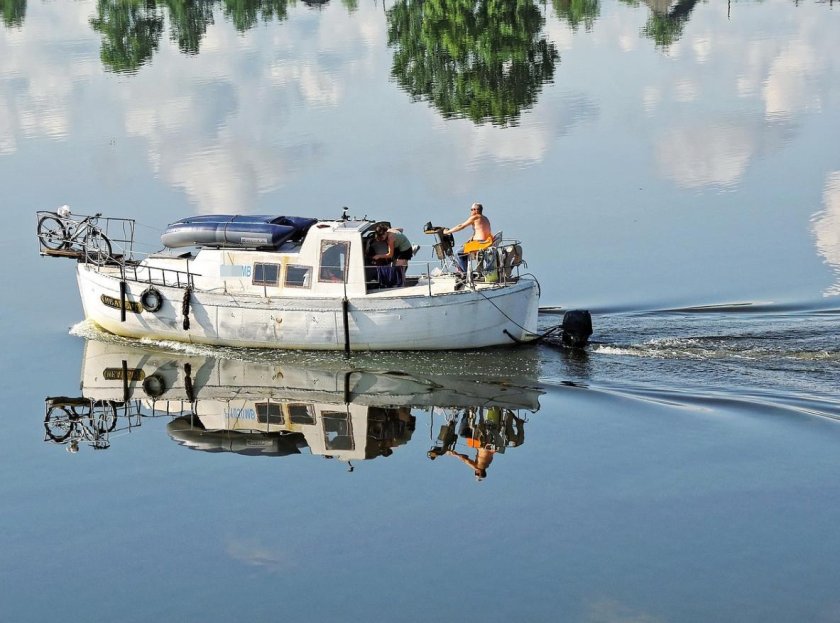 Речной катер