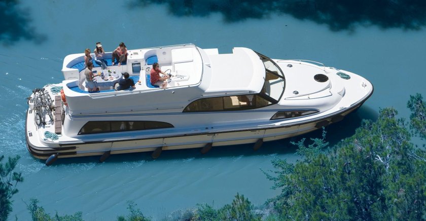 Туристический катер